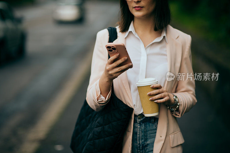 一个年轻女人去上班，在城市大街上