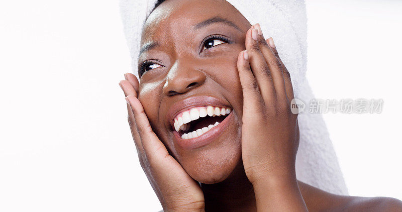 哇，和一个黑人女模特在工作室里美容和洗澡，为了卫生起见，白色的背景是隔离的。脸，微笑和一个快乐的年轻女性人用毛巾在她的头护肤清洁后