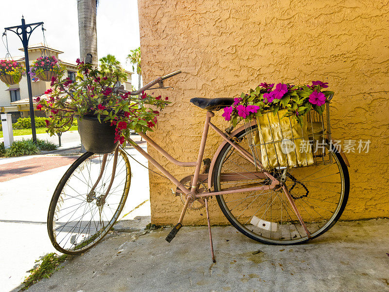 人行道上装饰着鲜花的自行车