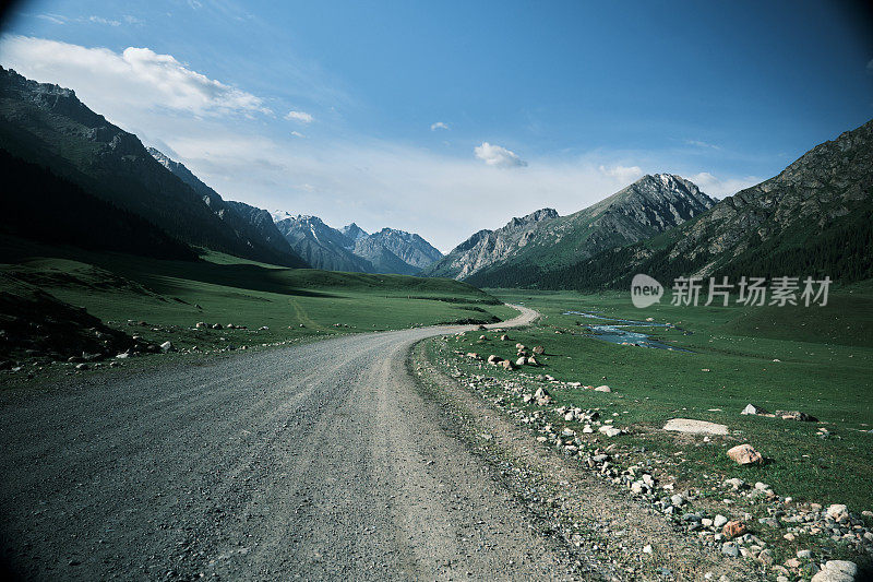 弯弯曲曲的道路通向山峰