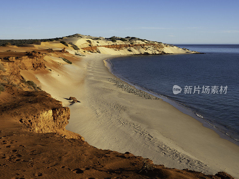 日落时遥远的海滩