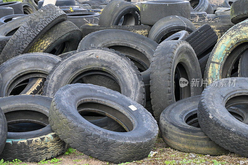 一堆旧轮胎，轮胎，散落在空地上，填埋环保，轮胎库存，污染