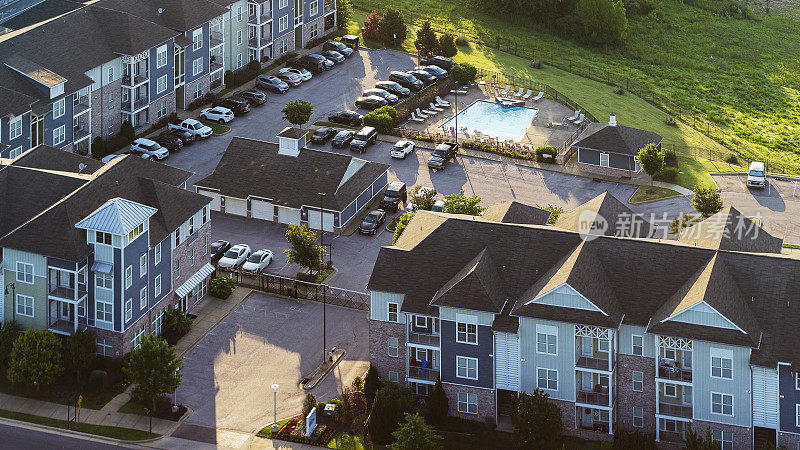 富裕的社区，在阳光明媚的日子里，在田纳西州孟菲斯港镇的院子里有专门的停车场和游泳池