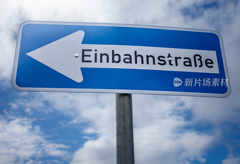 德国一条单行道(einbahnstrasse)的标志衬着蓝天