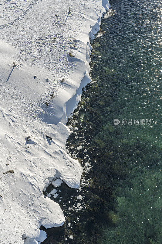 高角度看雪海岸和大海