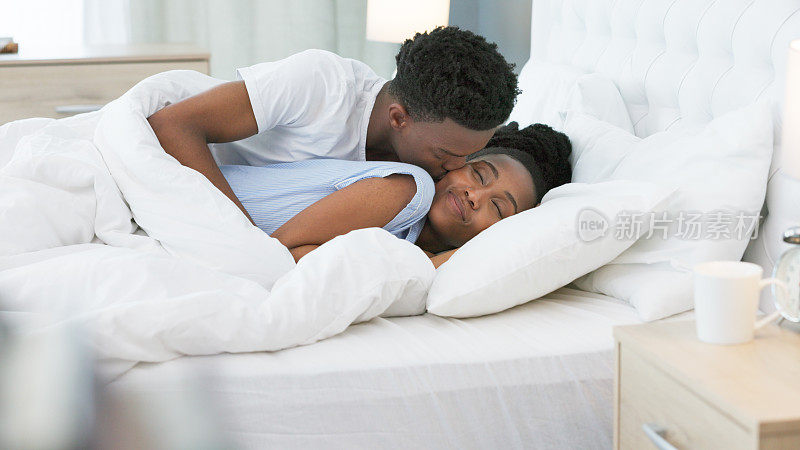 亲吻，床和情侣一起睡在卧室或在周末早上醒来豪华家具，酒店或款待。黑人，女人或丈夫爱，关心和婚姻为情人节