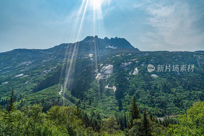 美国阿拉斯加州怀特山口山顶游览列车。