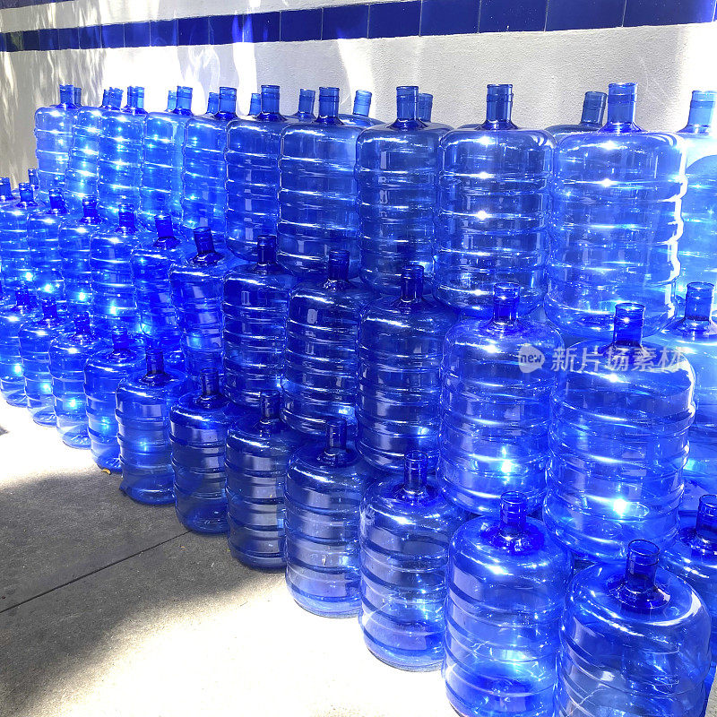 蓝色塑料水瓶