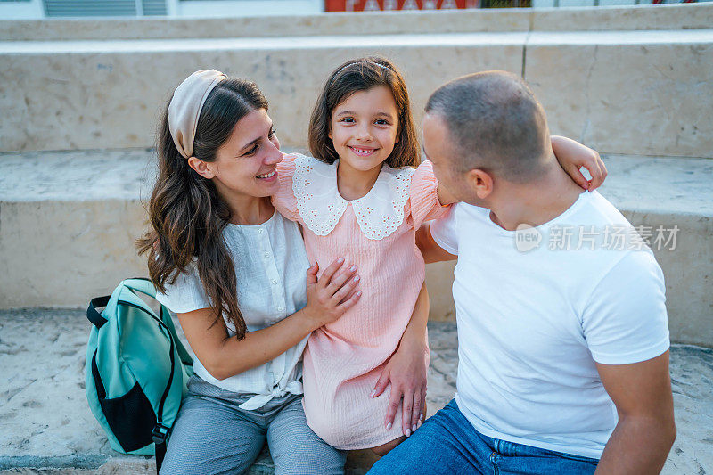 母亲和父亲带着他们的女学生