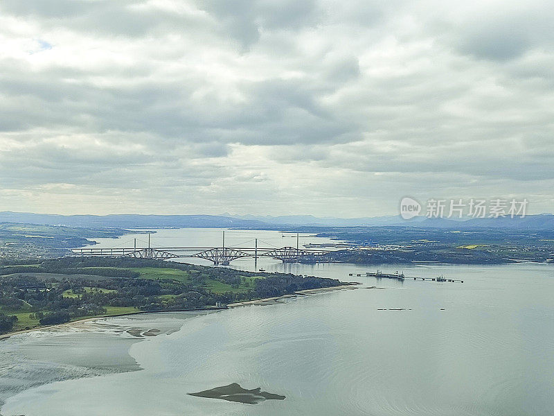 英国苏格兰爱丁堡福斯湾北部海滨海湾的桥梁