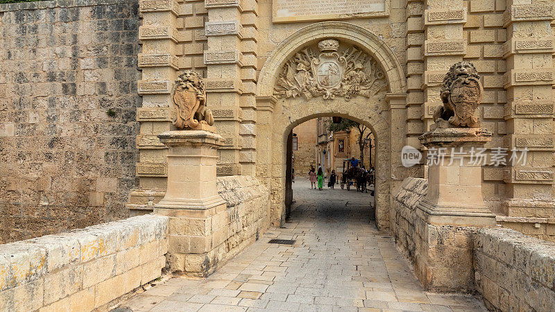 姆迪纳门:马耳他姆迪纳中世纪小镇的入口