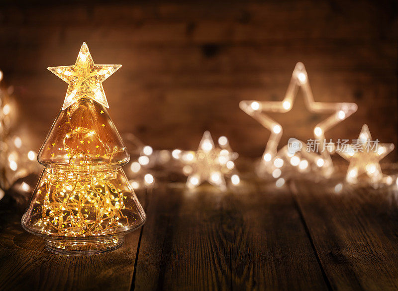 原来的圣诞装饰形状的圣诞树与串灯里面。
