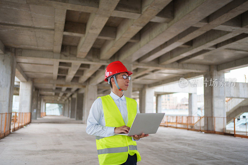 手持电脑的建筑工人