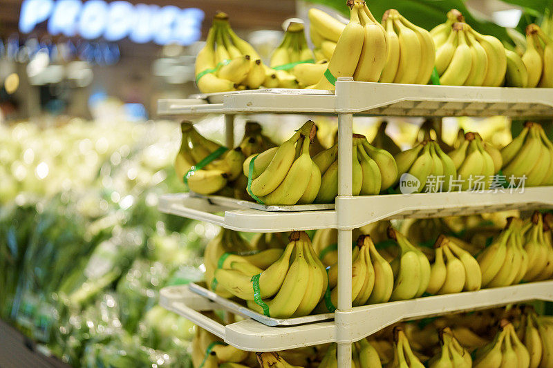 在一家杂货店里，一串香蕉整齐地摆在架子上待售。
