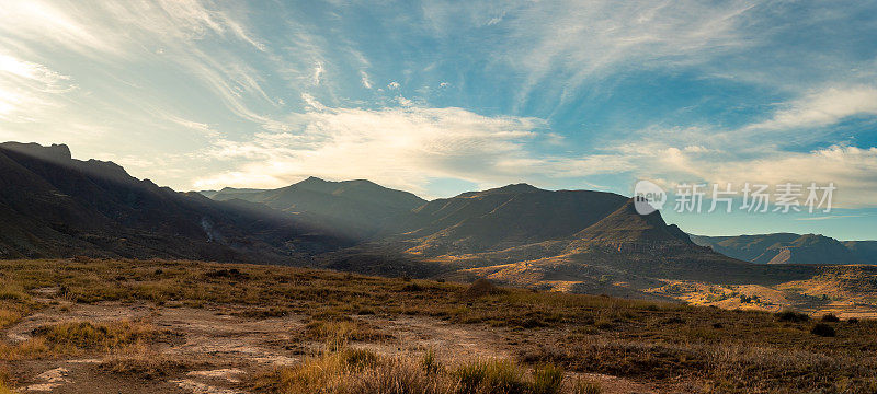 阳光穿过莱索托偏远山区