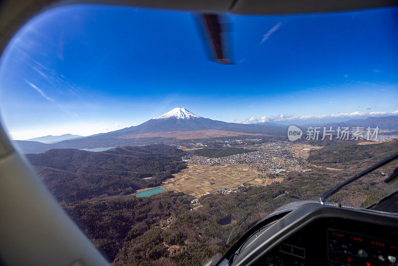 从直升飞机上俯瞰富士山