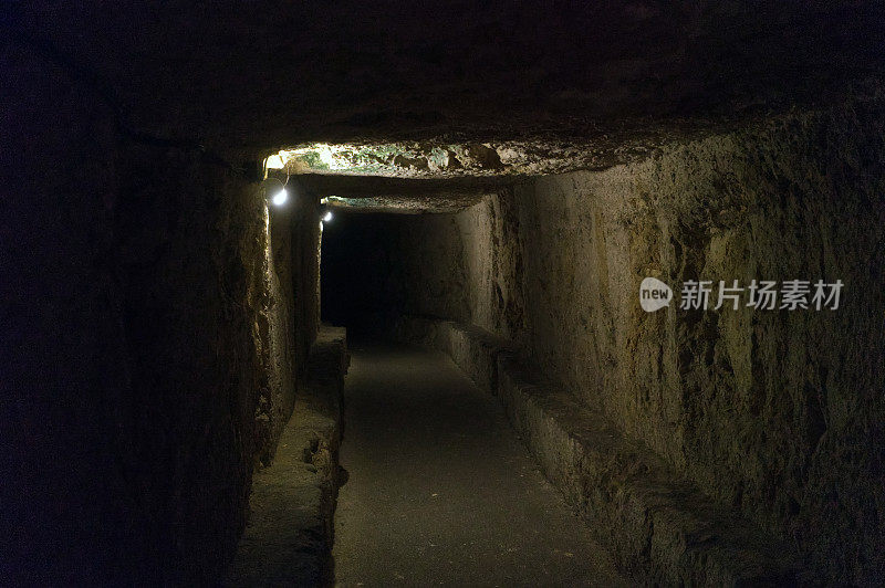 西西里岛锡拉库萨奥提吉亚的地下避难隧道