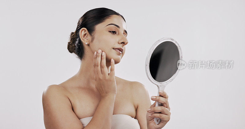 女士，照镜子，化妆间的护肤用品，用白底检查皮肤科的改造结果。女孩，人或模特反思，思考或改变化妆，焕发光彩或健康