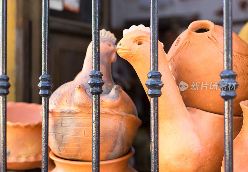 墨西哥瓦哈卡:橱窗里出售的陶罐