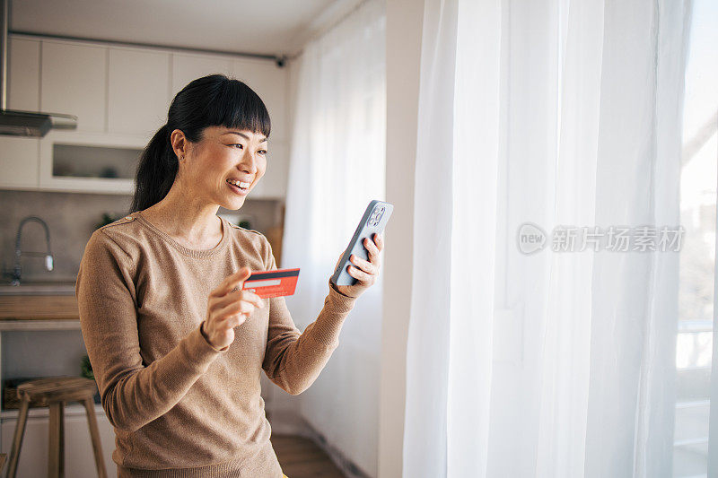 日本女顾客在网上购物