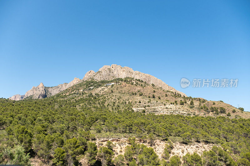 夏季阿利坎特地区的景观，科迪勒拉和卡德科多尔山。