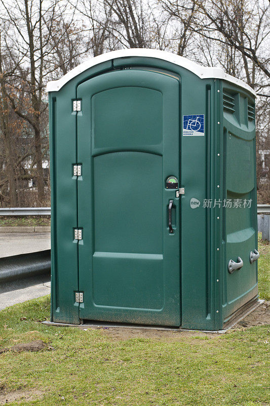 公园内为残障人士设计的大型便携厕所