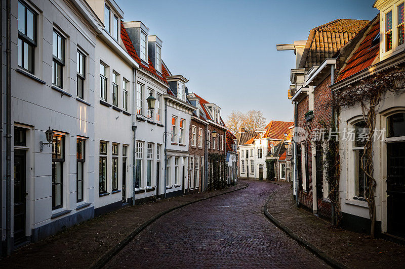 阿默斯福特的街景(Muurhuizen)，在一个美丽的夏日傍晚日落时分