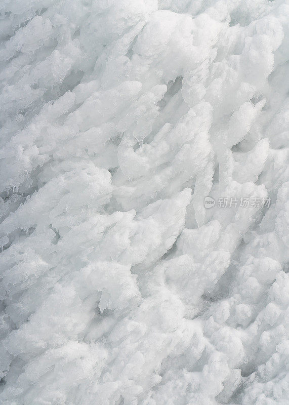 一根高高的冰柱。霜，冬天，冰，冰冻的冰