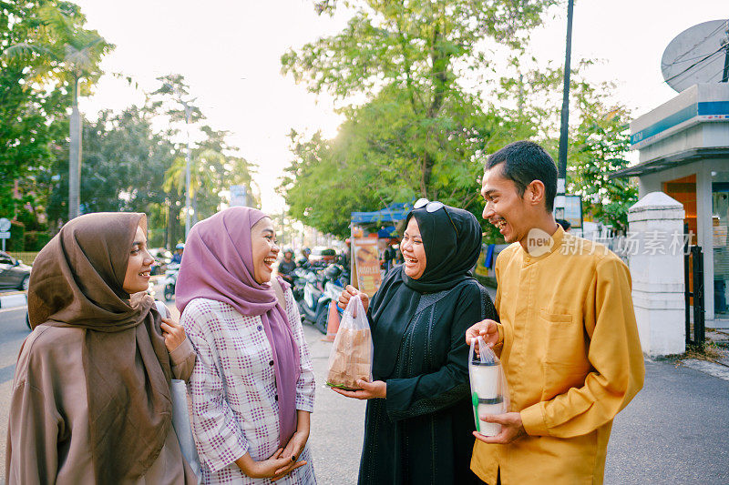 亚洲穆斯林团体在街头食品市场斋月