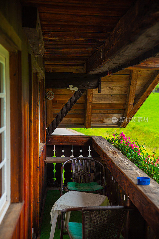 传统德国阳台Fachwerkhäuser，黑森林半木结构房屋，度假
