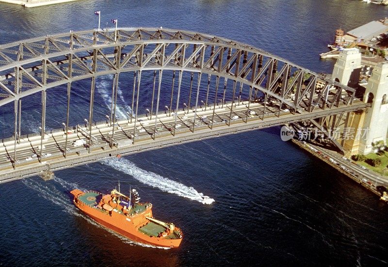 1996年，南极光从海港大桥下经过