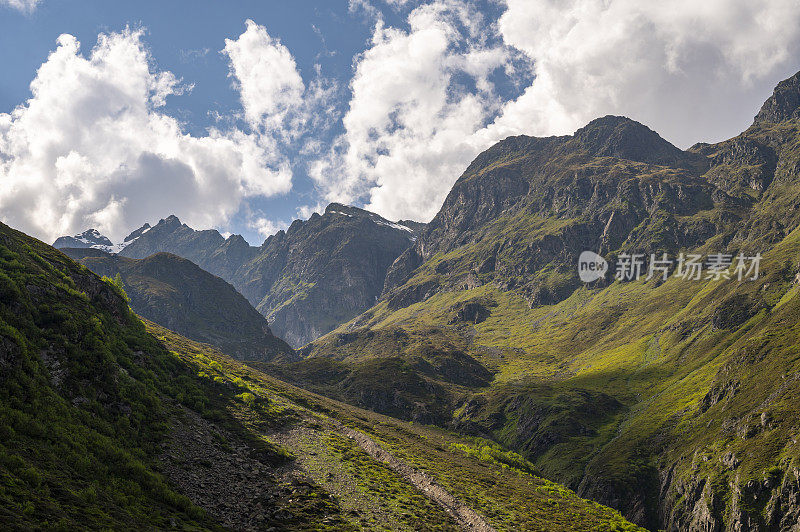 蒂罗尔在春天的波尔斯塔尔阿尔卑斯山上的山地景观