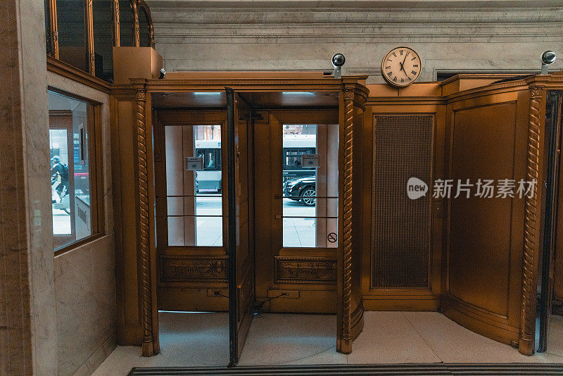 旧手表-芝加哥城市的细节。汽车，居民，游客，大城市生活，城市全景，日常生活。历史地标，旅游目的地-库存照片