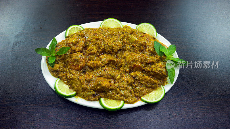 牛油鸡是一道经典的印度菜，用豪华的番茄和黄油酱炖嫩鸡肉，散发出芳香的香料和令人无法抗拒的味道