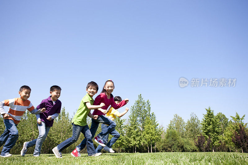 儿童在公园奔跑