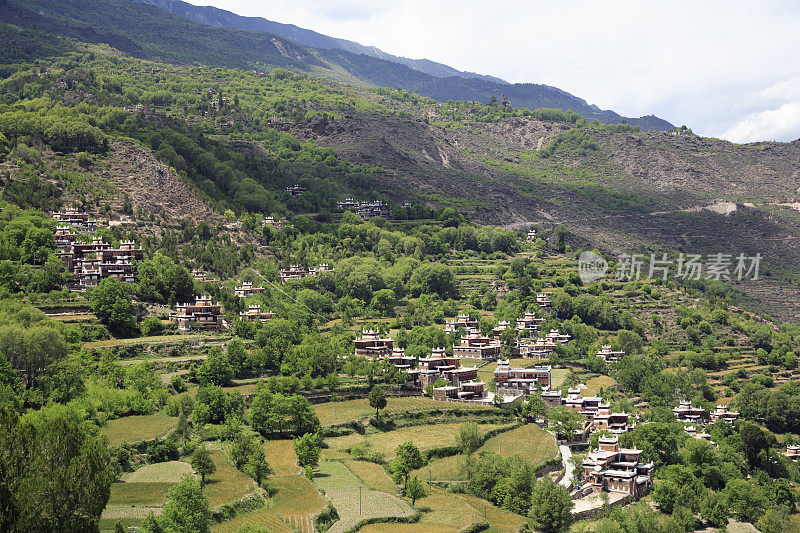 一个西藏村庄坐落在山的一边。四川省,中国
