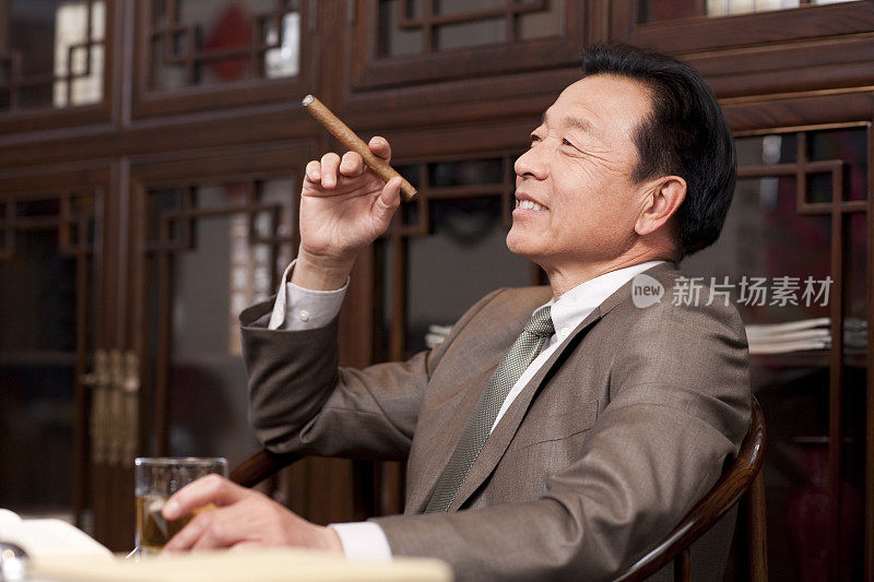 成功的商务男士抽雪茄