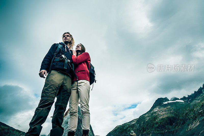 站在山顶的年轻夫妇