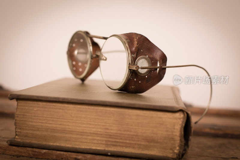 复古，圆形，电线，蒸汽朋克眼镜的彩色图像