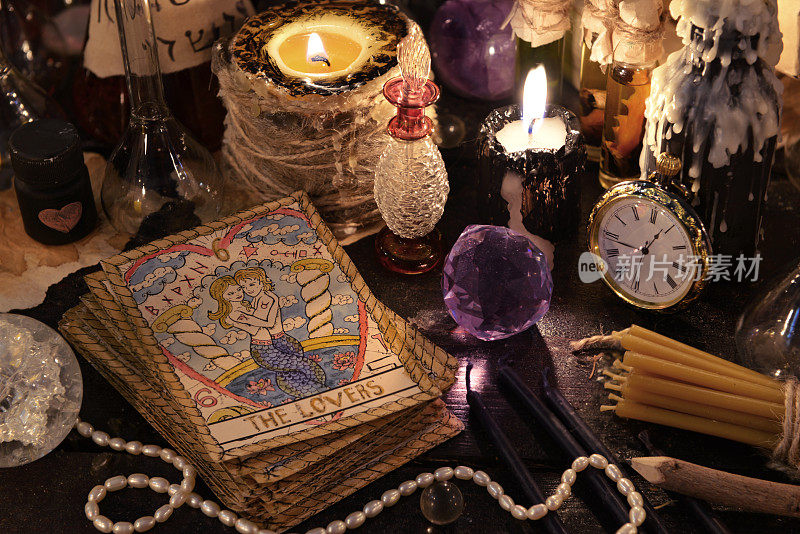 塔罗牌上有水晶，蜡烛和魔法物品