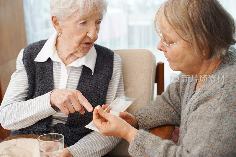 老年病人与看护者讨论药物