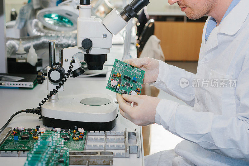 微芯片的生产工厂。技术process.Chip。技师。计算机专家。制造业。工程。