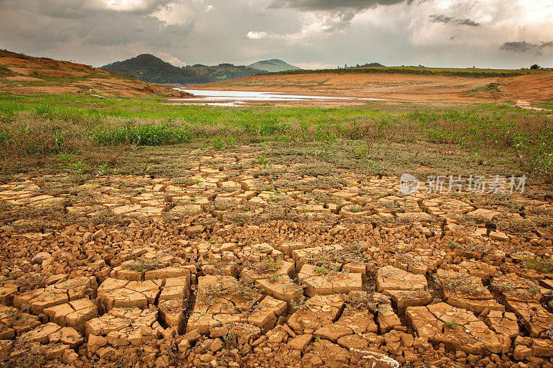 巴西大坝的干旱土壤