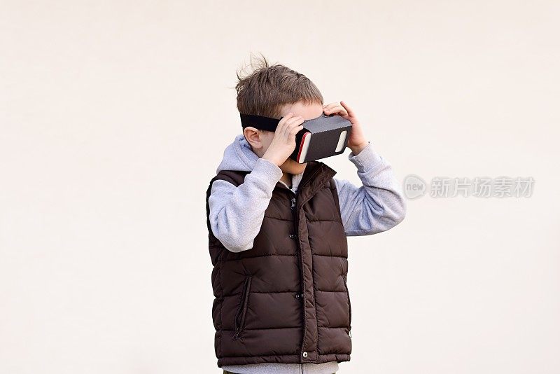 着迷的小男孩看电影在VR虚拟现实眼镜