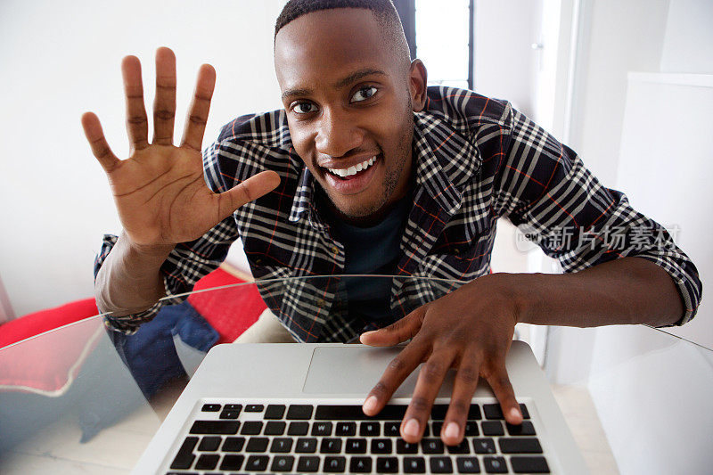 年轻的非洲人在家里用笔记本电脑视频聊天