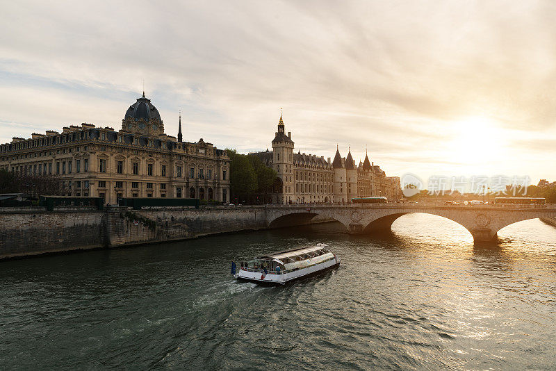 日落时分，乘船游览巴黎塞纳河。法国巴黎