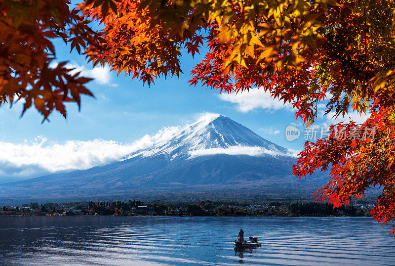 从川口湖眺望富士山的秋景