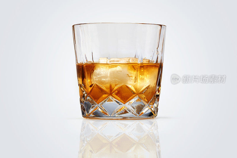 完美的威士忌和冰隔离