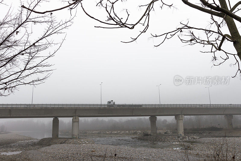 高架公路在神秘的雾中