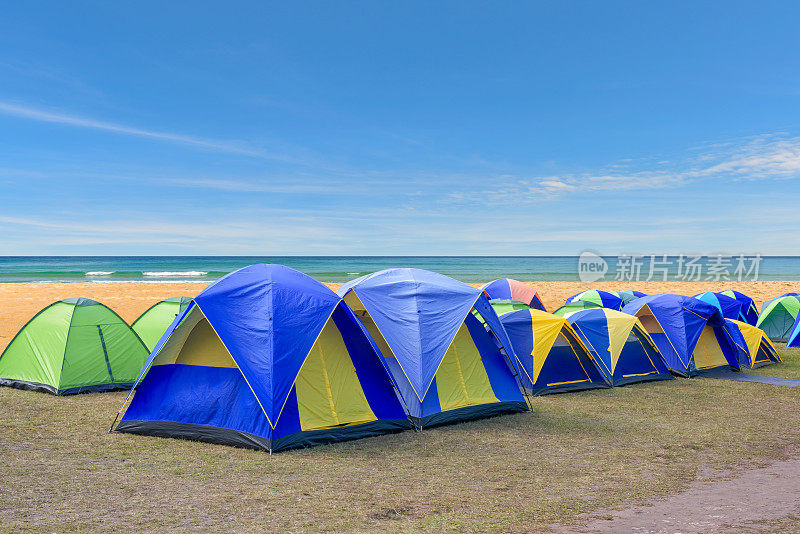 露营和彩色帐篷旁边的沙滩